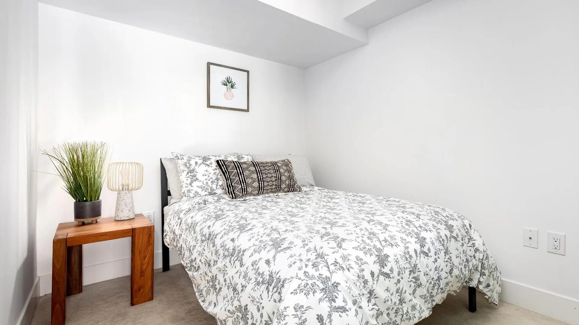 アパート 3 Beds Next To Uoft And Yorkville! トロント
