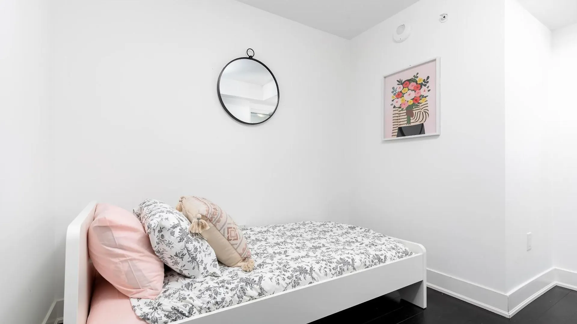 アパート 3 Beds Next To Uoft And Yorkville! トロント カナダ