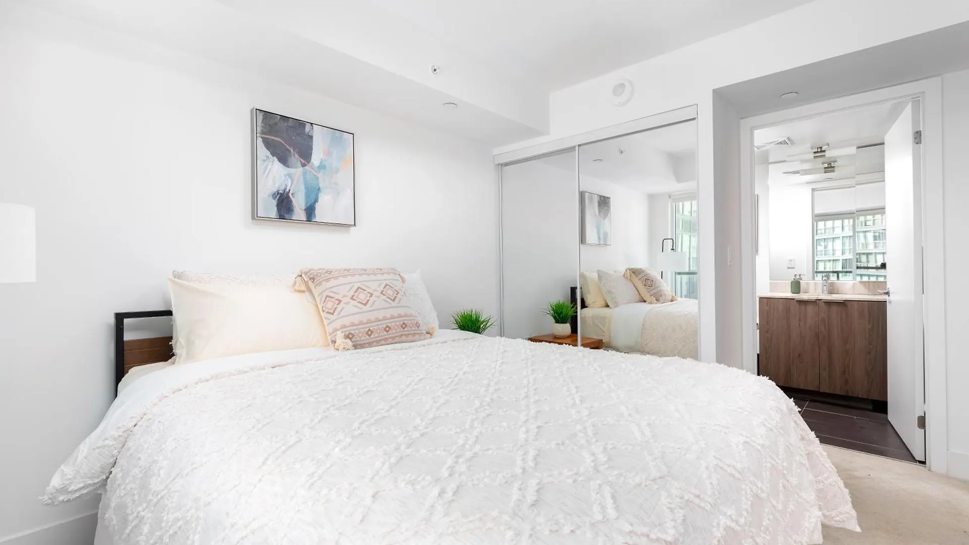 アパート 3 Beds Next To Uoft And Yorkville! トロント カナダ